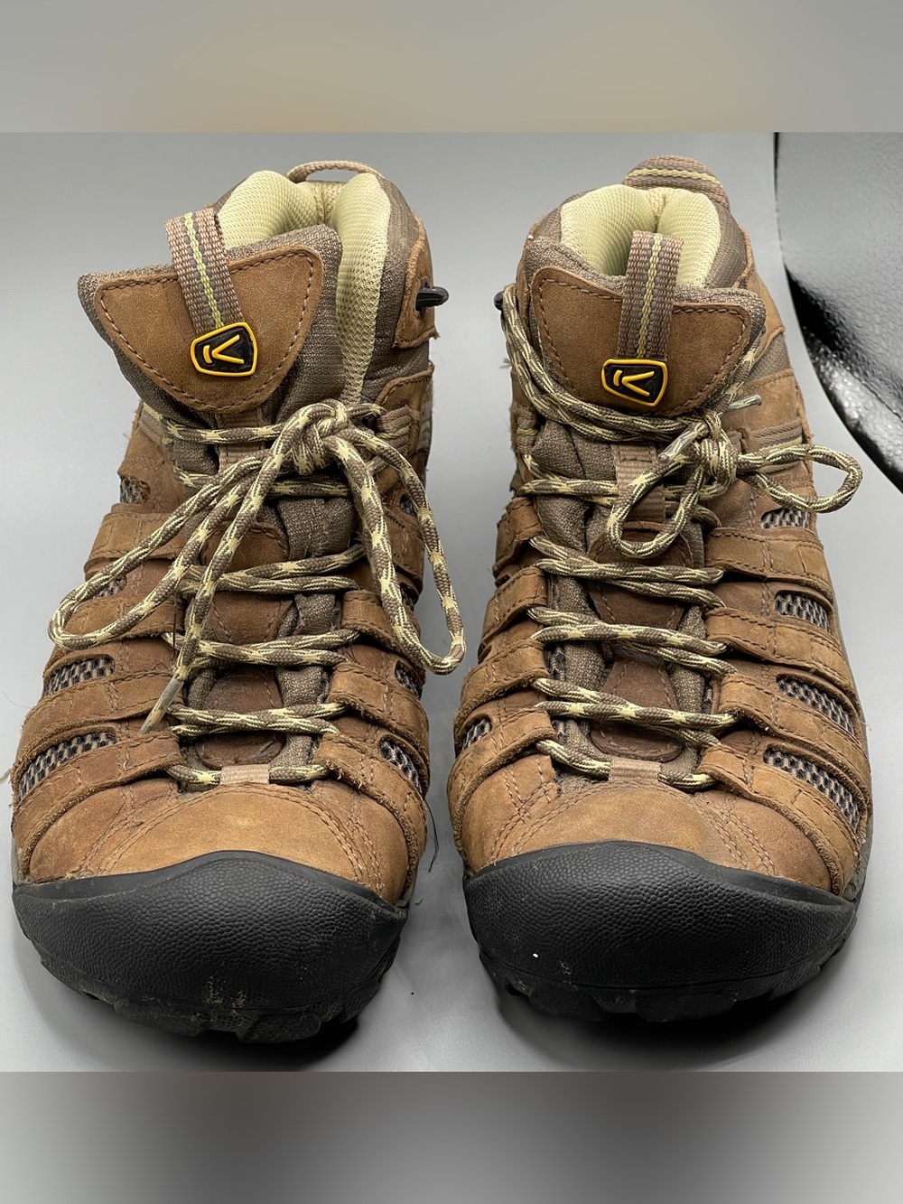 Womans Keen Voyageru Mid hiking boots size 9.5